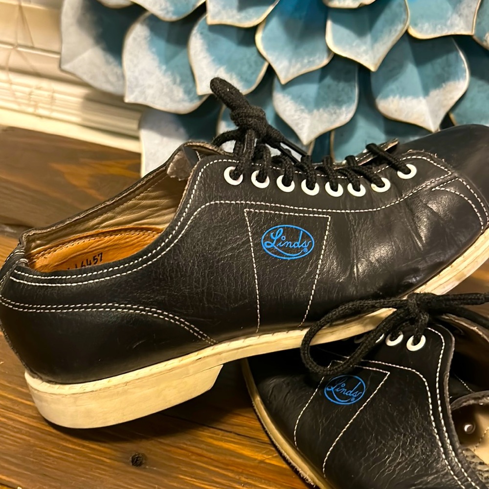 Linds brand bowling shoes, blue leather/white sole lace up. Size 8.5